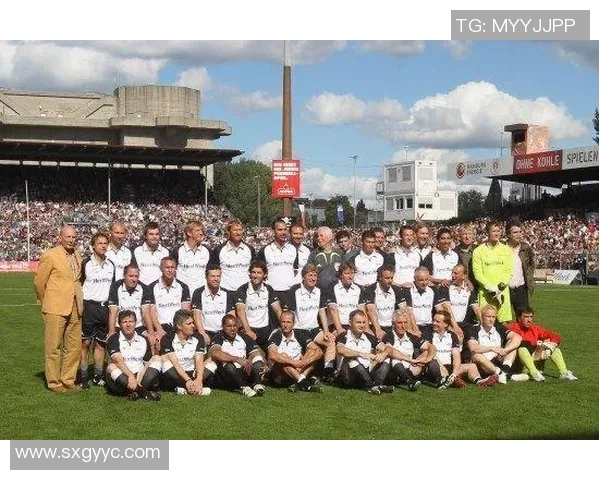 足球明星齐聚一堂西装大合照展现风采与魅力的精彩瞬间 足球明星齐聚一堂西装大合照展现风采与魅力的精彩瞬间